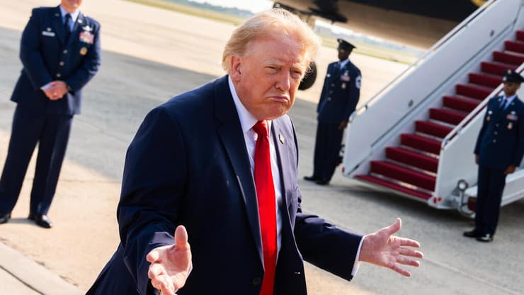 הנשיא טראמפ (צילום: AP Photo/Julia Demaree Nikhinson) מטוס אייר פורס 1 חדש שנשיא ארה"ב טראמפ קיבל במתנה מ קטאר טיסת בכורה מבסיס אנדרוז במרילנד
