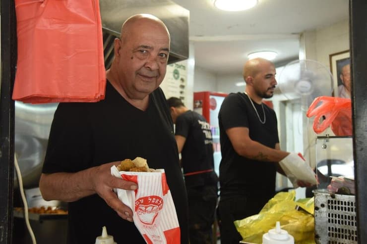 שמעון עמר: "הציבור צריך לבוא לתמוך בצפון, זה הזמן שלכם" (צילום: אביהו שפירא) שמעון עמר, פלאפל עמר בקריית שמונה