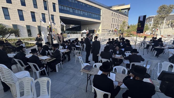 הפגנת חרדים מחוץ למשרד היועמ"שית