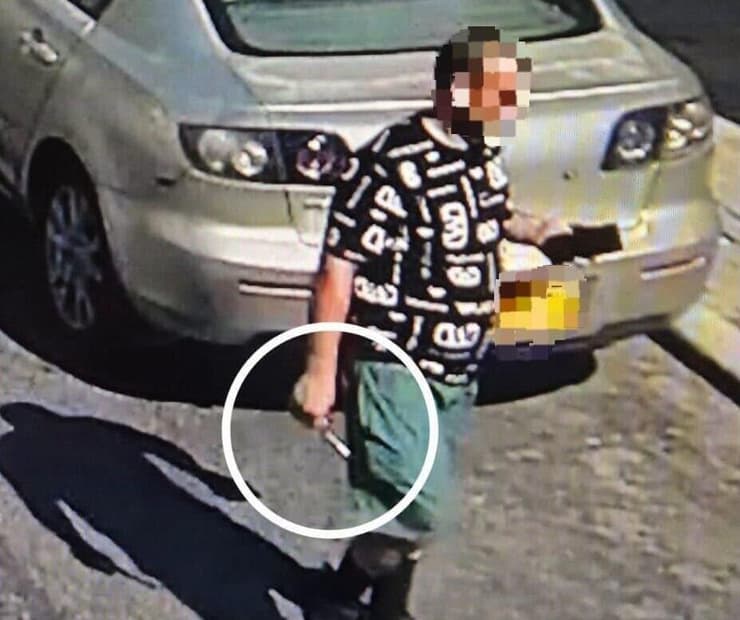 החשוד נצפה עם סכין