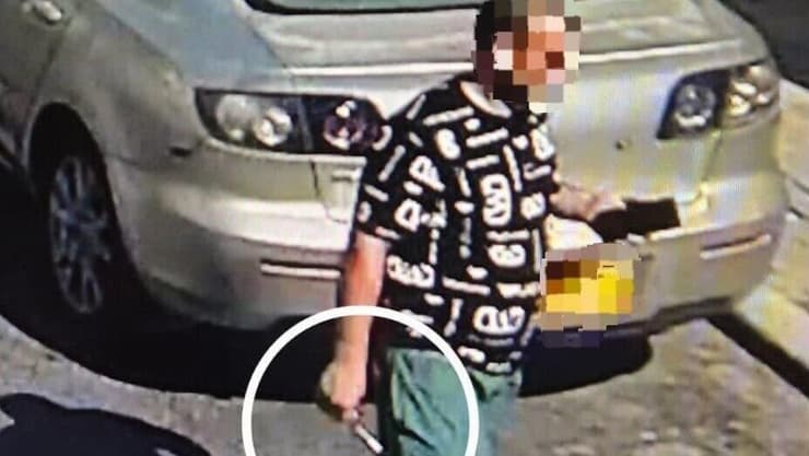 געסוס אוחז בסכין לפני שנורה למוות בלוד, ביום רביעי שעבר החשוד נצפה עם סכין