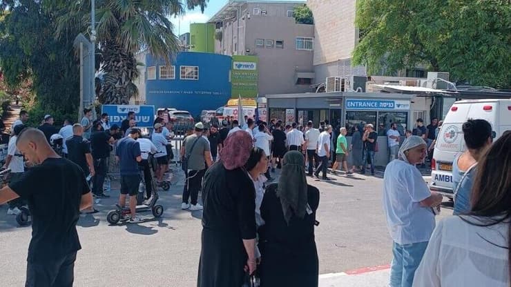 תלמידי הכולל של הרב גואטה, מחוץ לבית החולים לניאדו תלמידי השיבה מחוץ לחדר הנתיחה