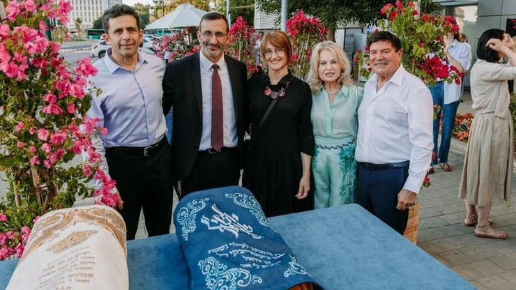 בטקס חניכת בית הכנסת והמדרשה. מימין לשמאל: רפי ועפרה אלול, שלי פרץ ובעלה הרב דורון פרץ - הוריו של סרן דניאל ז"ל, ופרופ' רון שפירא (צילום: אקליפס מדיה) בטקס חניכת בית הכנסת והמדרשה. מימין לשמאל: רפי ועפרה אלול, שלי פרץ ובעלה הרב דורון פרץ - הוריו של סרן דניאל ז"ל, ופרופ' רון שפירא
