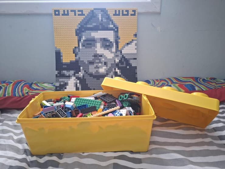 "ביקש שנמשיך לאסוף ולבנות בשבילו". קופסת הלגו של נטע ז"ל שתוצג בתערוכה (צילום: באדיבות המשפחה) קופסת הלגו של סמ"ר נטע ברעם ז"ל