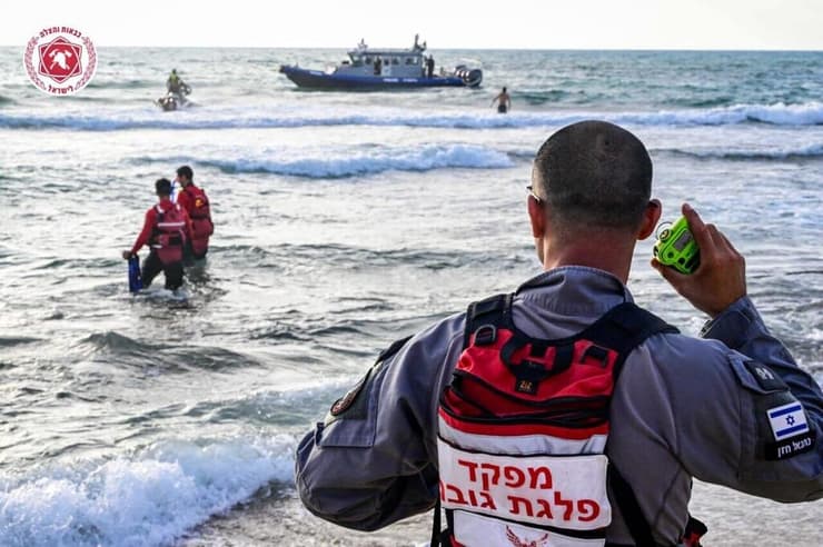 החיפושים אתמול בחוף סמוך לפלמחים (צילום: קובי ריכטר/כבאות והצלה לישראל) חיפושים אחר נער בחוף פלמחים