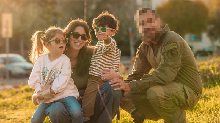 סרן ר', אשתו וילדיו. "חיים בתחושה של מרתון" (צילום: מאי גל) ר' עם אורפז אשתו וילדיו