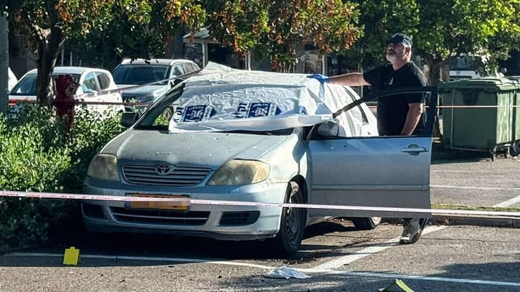 "הרכב מנוקב בכדורים בכל פינה". הזירה ביגור (צילום: גיל נחושתן ) זירת הרצח ביגור