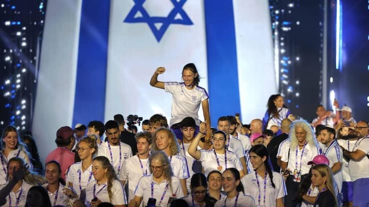 8,000 ספורטאים מ-45 מדינות. המשלחת הישראלית (צילום: אלכס קולומויסקי) המשלחת הישראלית בטקס הפתיחה של המכביה