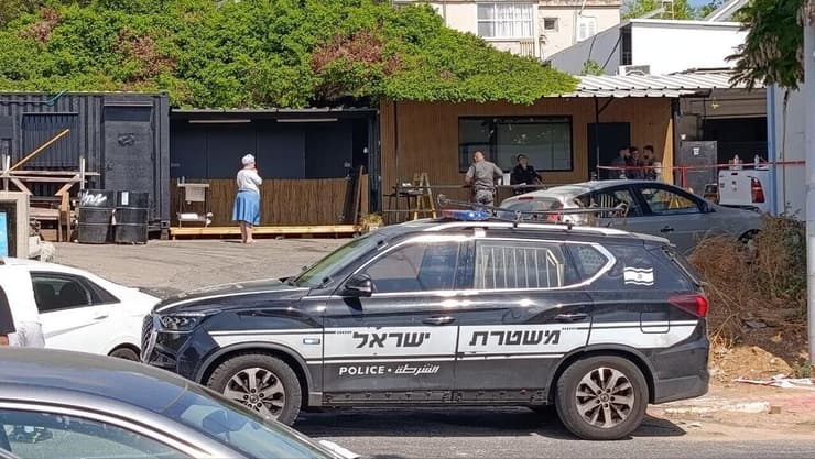 כוח משטרה בזירת הרצח בנתניה, הבוקר (צילום: ליאור שרון ) זירת הרצח בנתניה