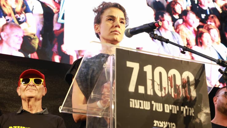 העצרת בכיכר החטופים לציון יום האלף (צילום: דנה קופל) העצרת בכיכר החטופים לציון יום האלף