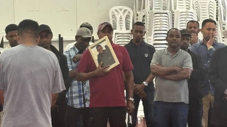 הקרובים התאספו לנחם את המשפחה (צילום: מאיר תורג'מן ) הלוויה של אינדשאו דרבה הנער שטבע בחוף הים בפלחמים, ראשון לציון