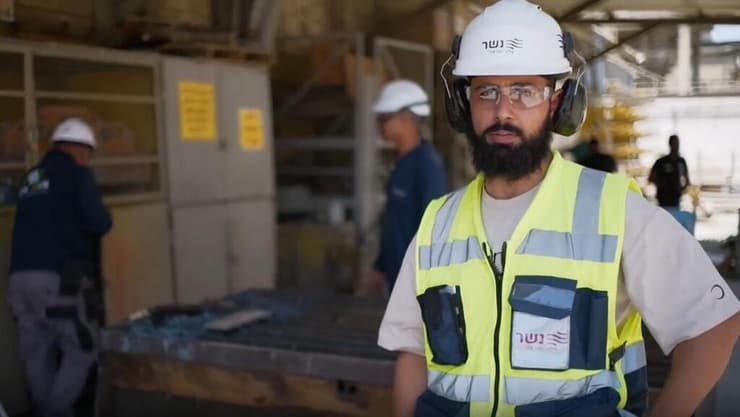 סמיח אבו זיאד, ממונה הבטיחות במפעל "נשר" (צילום: ירון שרון) נשר - מלט