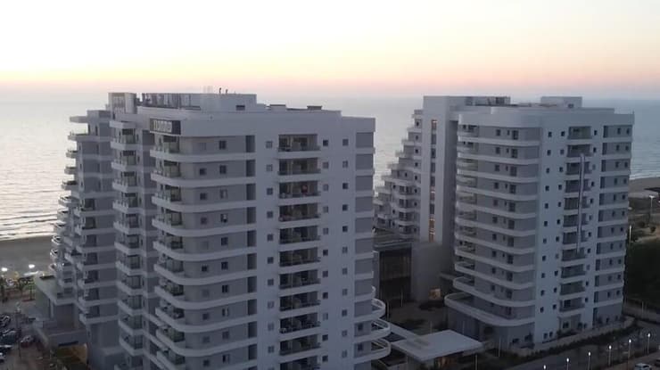 "אחד הדברים שהכי מייחדים אותנו הוא השקיעות והזריחות שלנו" (צילום: ירון שרון) לשמוע מהבית את רחש הגלים: "פרוטיאה בים"