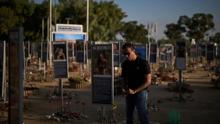 טקס הזיכרון בחניון רעים (צילום: AP Photo/Leo Correa) טקס הזיכרון בחניון רעים
