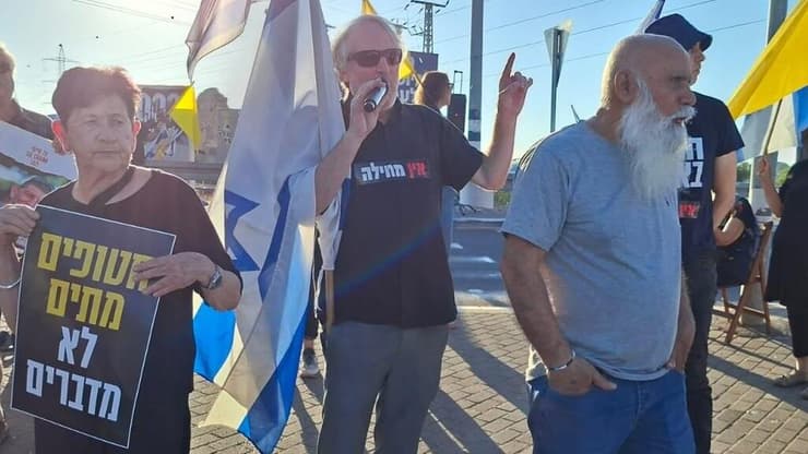 דני מירן אביו של פדוי השבי במחאה האלף בעמיעד (צילום: רוחמה וולף ) דני מירן אביו של פדוי השבי במחאה האלף בעמיעד