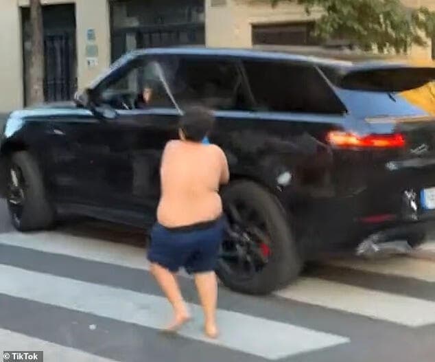 משפריץ מים על נהג רכב המתיחות של חמזה ברחובות פריז