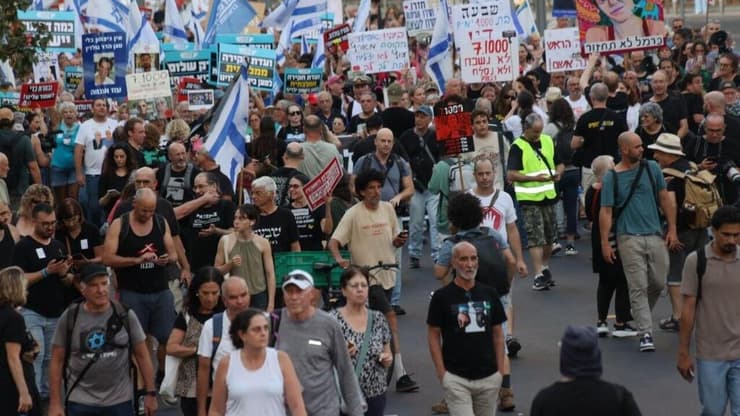 כיכר החטופים בציון 1,000 ימים לטבח. לפני כשלושה חודשים (צילום: מוטי קמחי ) צעדת האלף לכיכר החטופים בתל אביב