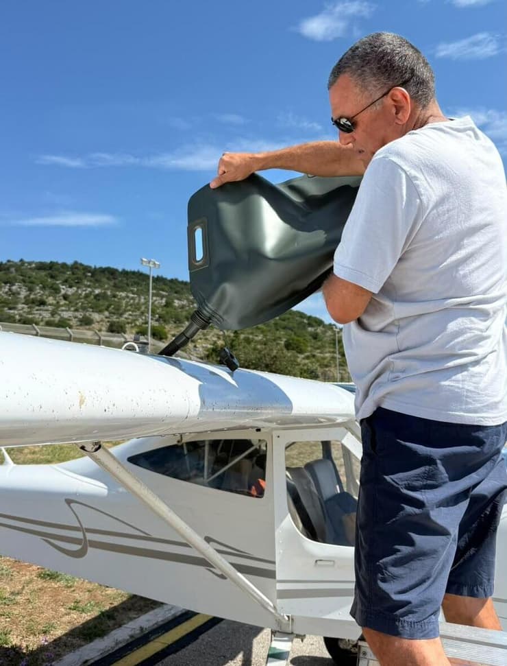 אבא מתדלק (צילום: ניר לוי) אבא מתדלק