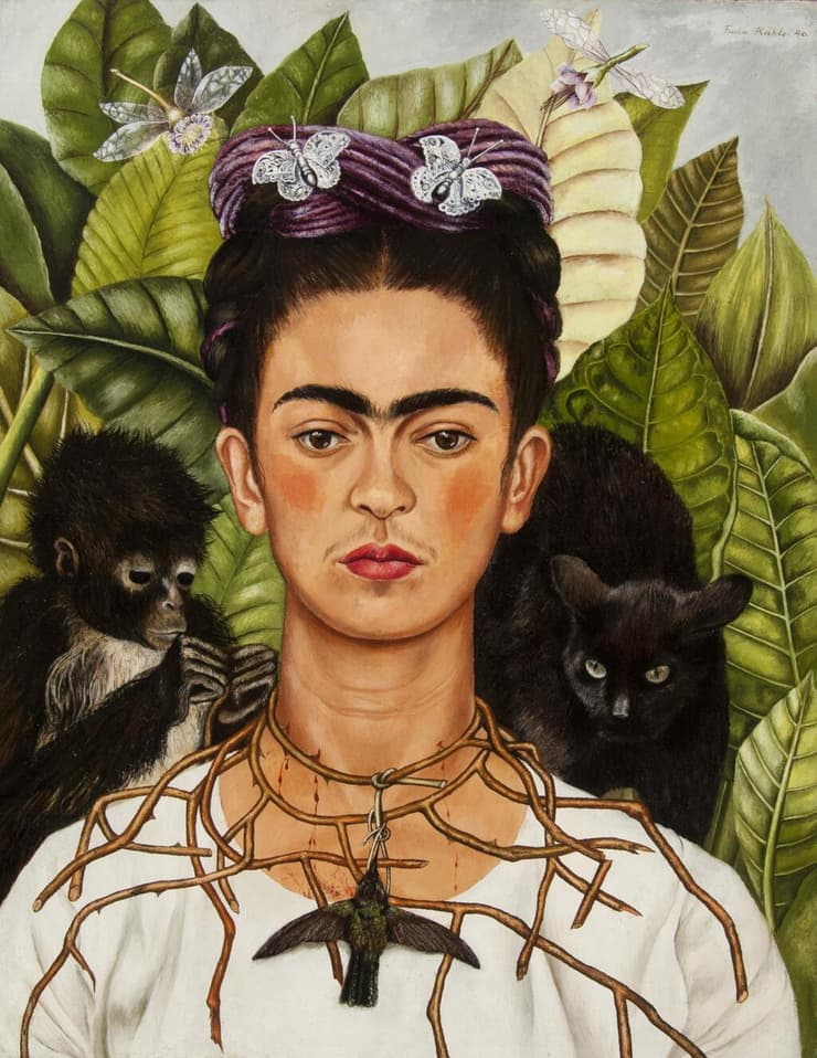 פרידה קאלו, Self-Portrait with Thorn Necklace and Hummingbird (מתוך: Frida: The Making of an Icon, באדיבות: Nickolas Muray Collection of Mexican Art.) פרידה קאלו, Self-Portrait with Thorn Necklace and Hummingbird