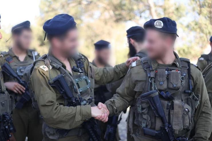 א' בטקס אמש עם מפקדו