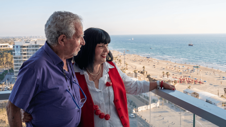 עם מרפסת שמשקיפה לחוף: חגית ודורון, דיירי "פרוטיאה בים" (צילום: ירון שרון) עם מרפסת שמשקיפה לחוף: חגית ודורון, דיירי "פרוטיאה בים"