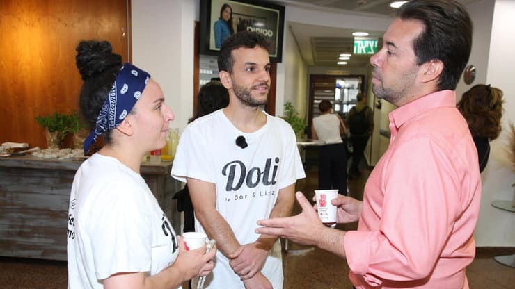 ד"ר אייל רונן ובעלי העסק דולי בייקרי דור כהן ולירז שהרבני, משתתפי התחרות (צילום: ריאן גרויס) ד"ר אייל רונן ובעלי העסק דולי בייקרי דור כהן ולירז שהרבני