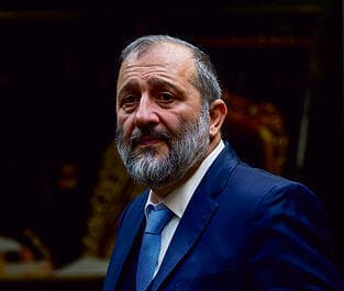 על נכדיו העריקים של דרעי: "הוא גם איש ציבור וגם אדם פרטי שיש לו נכדים שלומדיםבישיבה. אתה חושב שהוא דואג לחוק בגלל הנכדים שלו? לא, הוא מייצג ציבור שלם"