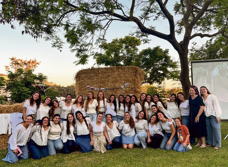 בנות מכינת "צהלי" בטקס הסיום השבוע. הנווטת תמר אריאל ז"ל היא המודל שלהן | צילום: אלה בוקע