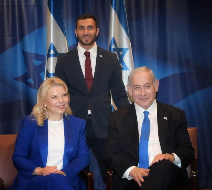 בני הזוג נתניהו עם היועץ בסעד (צילום: סעיף 27א לפי חוק זכויות יוצרים) יוסי בסעד יועצם לשעבר של רה"מ נתניהו ורעייתו