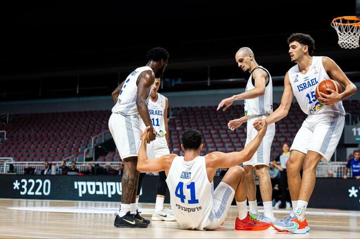 "מסתכלים קדימה למשחק הבא" (צילום: עמית ברמן, איגוד הכדורסל) נבחרת ישראל