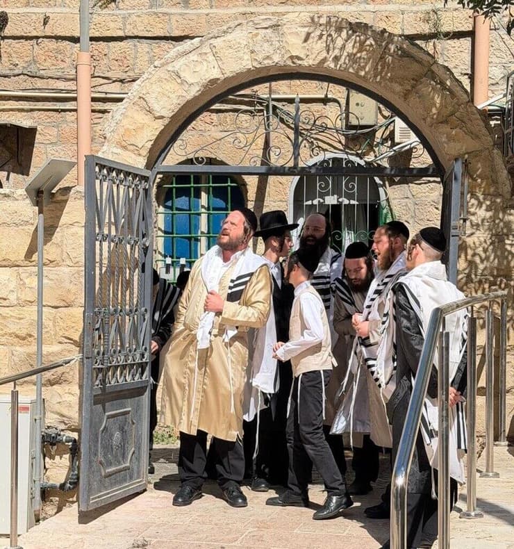 חוסמים את שערי בית הקפה (צילום: עמית פרץ) חרדים ליד בית בקפה "בסטה" בירושלים