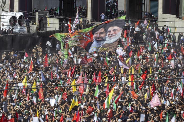 הלוויית חמינאי בטהרן (צילום: Majid Saeedi/Getty Images) הלוויית עלי חמינאי בטהרן