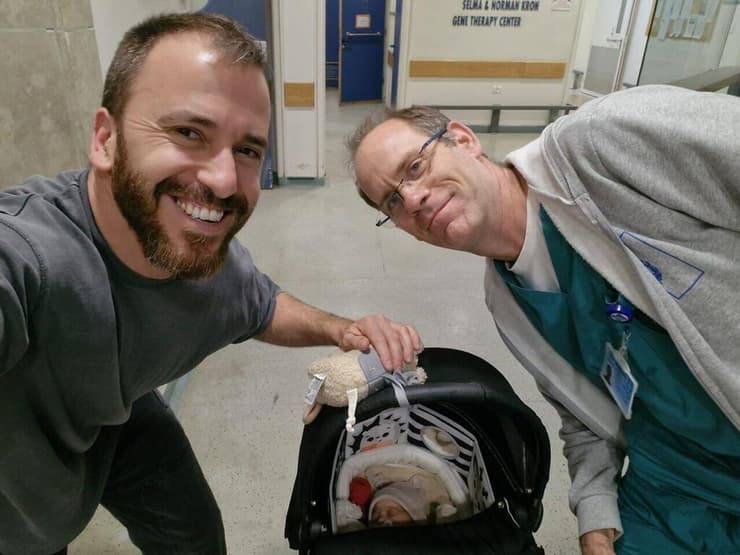 פרופ' אורי דיאור יחד עם התינוק אורי והאבא עידו (צילום: פרטי) פרופ' אורי דיאור יחד עם התינוק אורי