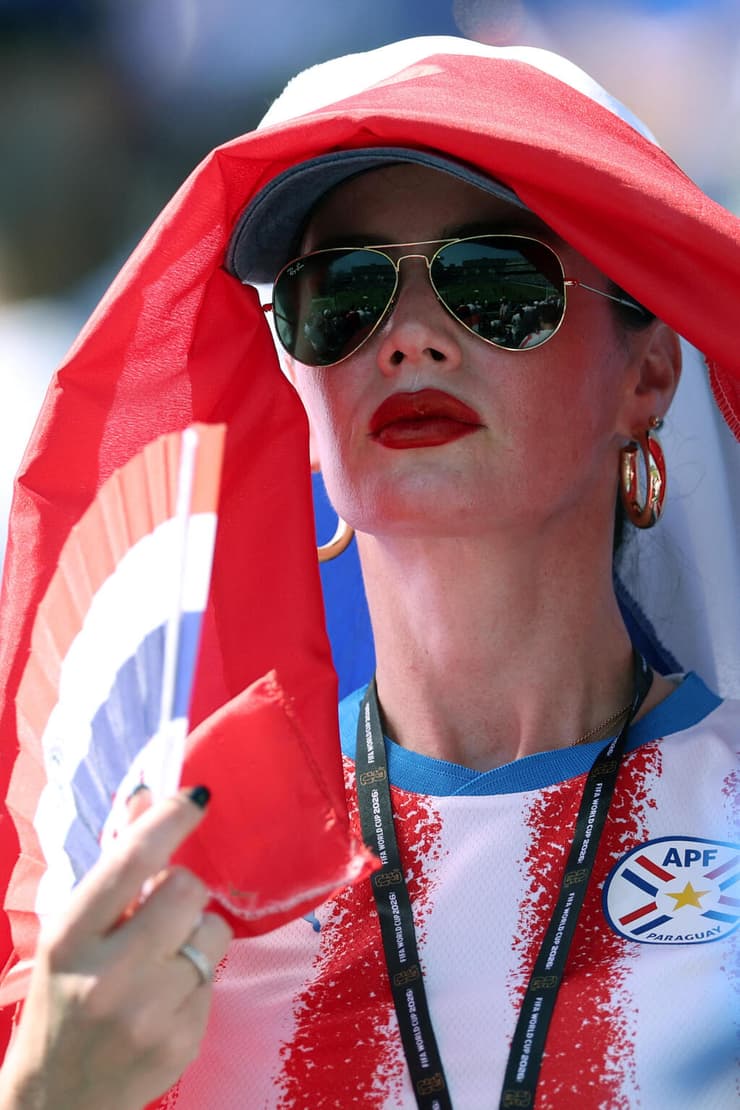 אוהדת פרגוואי תחת השמש הקופחת (צילום:Justin Setterfield/Getty Images/AFP z) אוהדת פרגוואי תחת השמש הקופחת