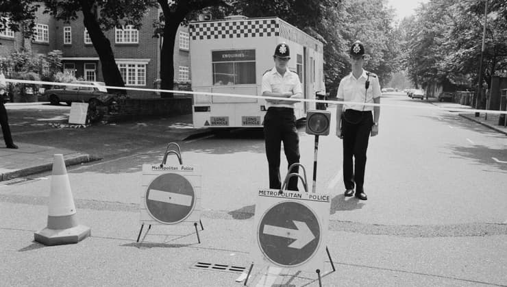 שוטרים מחוץ לביתו של דיקו (צילום: Stoddardt/Evening Standard/Hulton Archive/Getty Images) שוטרים מחוץ לביתו של דיקו