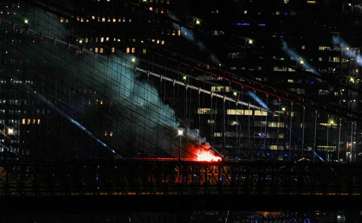 צילום: REUTERS/Angelina Katsanis גשר ברוקלין נשרף