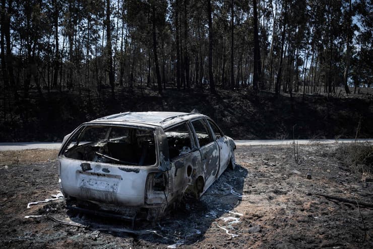 120 קמ"ר נשרפו. פורטוגל, בצהריים (צילום: MIGUEL RIOPA / AFP) אירופה פורטוגל מזג אוויר שריפה ליד סאו ז'ואאו דו מונטה