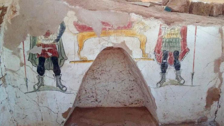 עיטורי חלקת קבורה מהתקופה הרומית במצרים, שהתגלו בנווה המדבר דאח'לה במדבר המערבי (צילום: Egyptian Antiquities Authority/AP) עיטורי חלקת קבורה מהתקופה הרומית במצרים, שהתגלו בנווה המדבר דאח'לה במדבר המערבי