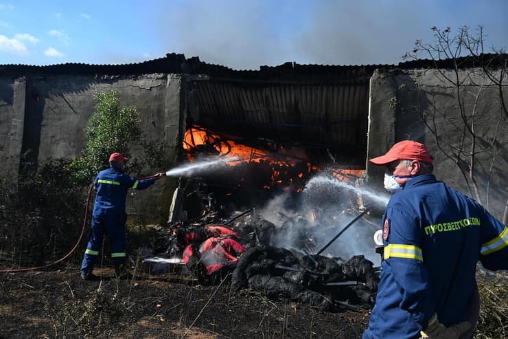 אירופה יוון פרברי סלוניקי (צילום: AP Photo/Giannis Papanikos) אירופה יוון שריפה פרברי סלוניקי
