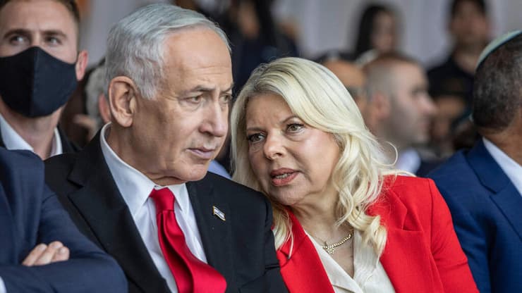 כהן הודה ששרה ויאיר אינם "סמלי שלטון", אך תמך בהחרגה. רה"מ נתניהו ורעייתו (צילום: ilia YEFIMOVICH / AFP) בנימין ושרה נתניהו
