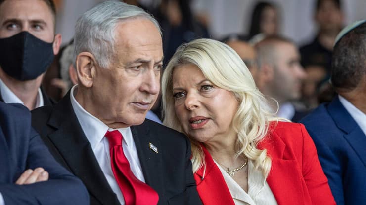 "ביבי ושרה רוצים תעודת ביטוח" (צילום: ilia YEFIMOVICH / AFP) בנימין ושרה נתניהו