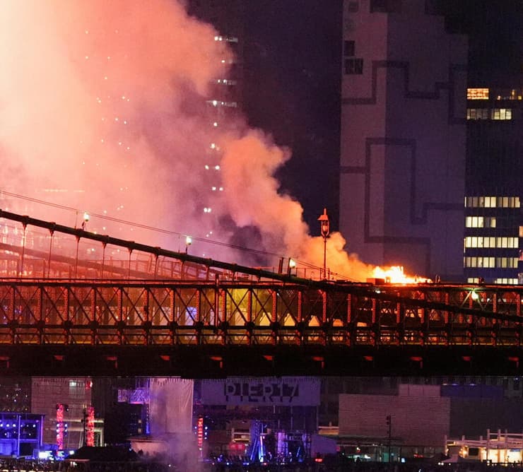 גשר ברוקלין עולה באש (צילום: REUTERS/Angelina Katsanis) גשר ברוקלין נשרף
