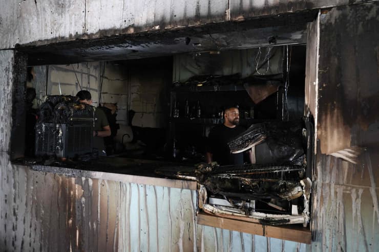 צילום: JAAFAR ASHTIYEH / AFP תיעוד מנזקי השריפה במסעדה בשכם