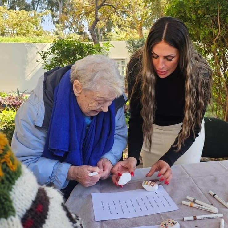 אודליה שרם-בריח (מימין) בפעילות של העמותה. "אנחנו באמת מרגישים ש'לחיות בכבוד' זו משפחה אחת גדולה" (צילום: באדיבות "לחיות בכבוד") אודליה שרם בריח (מימין) בפעילות של העמותה