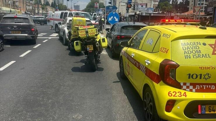 זירת התאונה בהוד השרון (צילום: תיעוד מבצעי מד"א) הולך רגל בן 80 נהרג בתאונת דרכים
