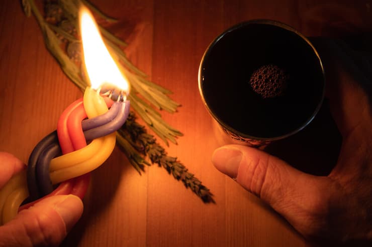 הבדלה במוצאי שבת. בין קודש לחול (צילום: Seth Aronstam / Shutterstock) הבדלה במוצאי שבת