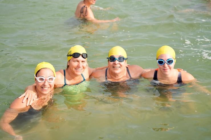 שורדת השבי נעמה לוי ושחייניות נוספות במשחה (צילום: Capture IL) המכביה 2026