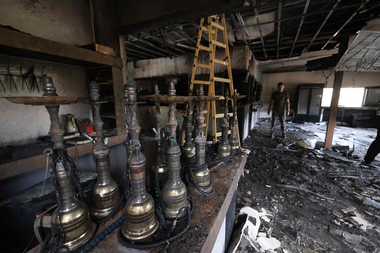 הנזק במסעדה ליד שכם (צילום: JAAFAR ASHTIYEH / AFP) תיעוד מנזקי השריפה במסעדה בשכם