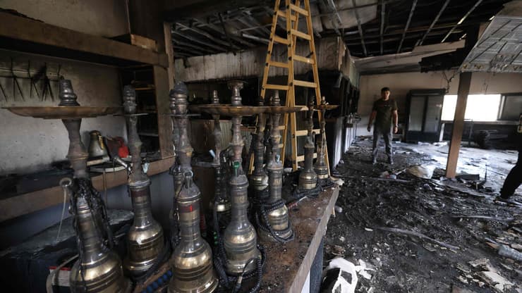 הנזק במסעדה ליד שכם (צילום: JAAFAR ASHTIYEH / AFP) תיעוד מנזקי השריפה במסעדה בשכם