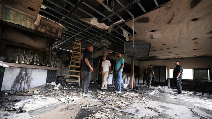 צילום: JAAFAR ASHTIYEH / AFP תיעוד מנזקי השריפה במסעדה בשכם